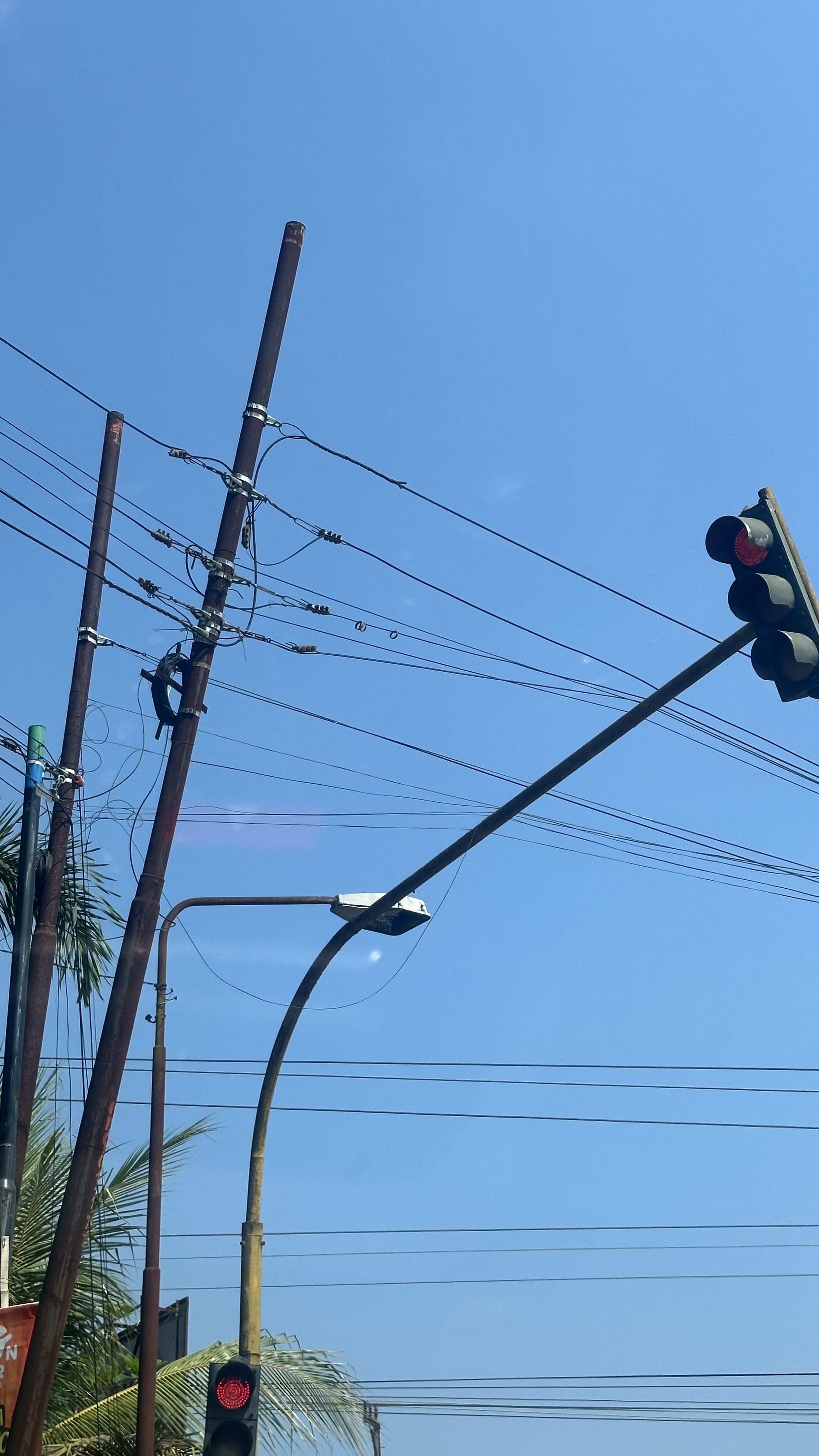 Lampiran foto terkait aduan Tiang Listrik Miring Hampir Roboh Menimpa APILL di Pertigaan Pasar Kelurahan Bojong, Purbalingga