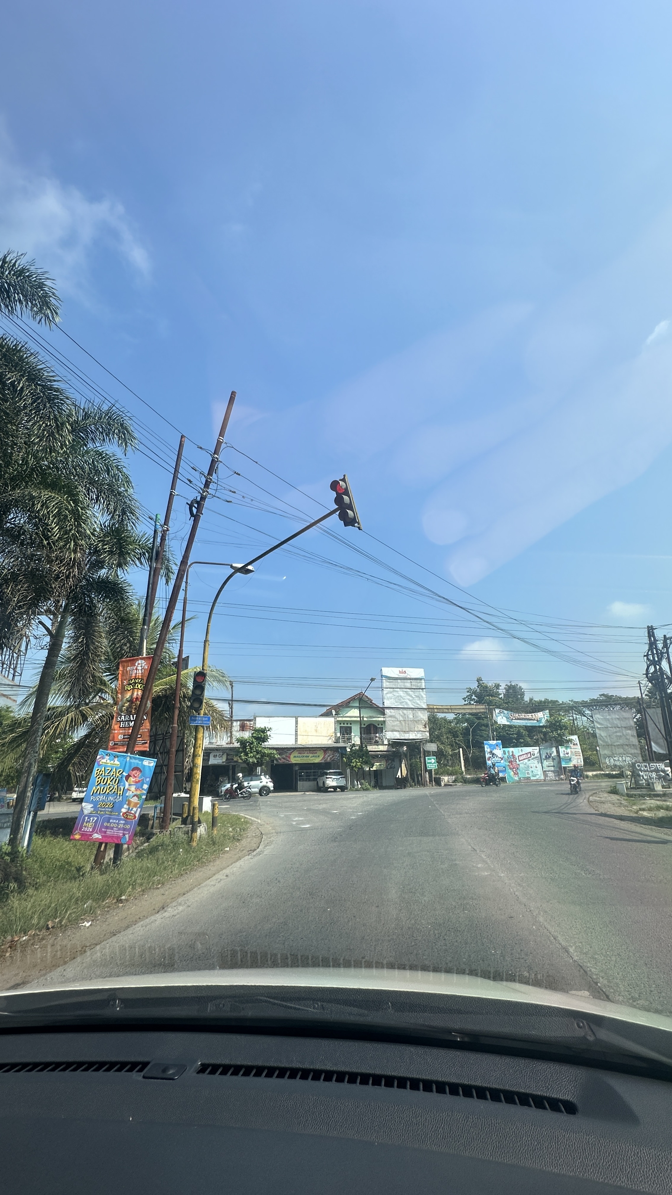 Lampiran foto terkait aduan Tiang Listrik Miring Hampir Roboh Menimpa APILL di Pertigaan Pasar Kelurahan Bojong, Purbalingga