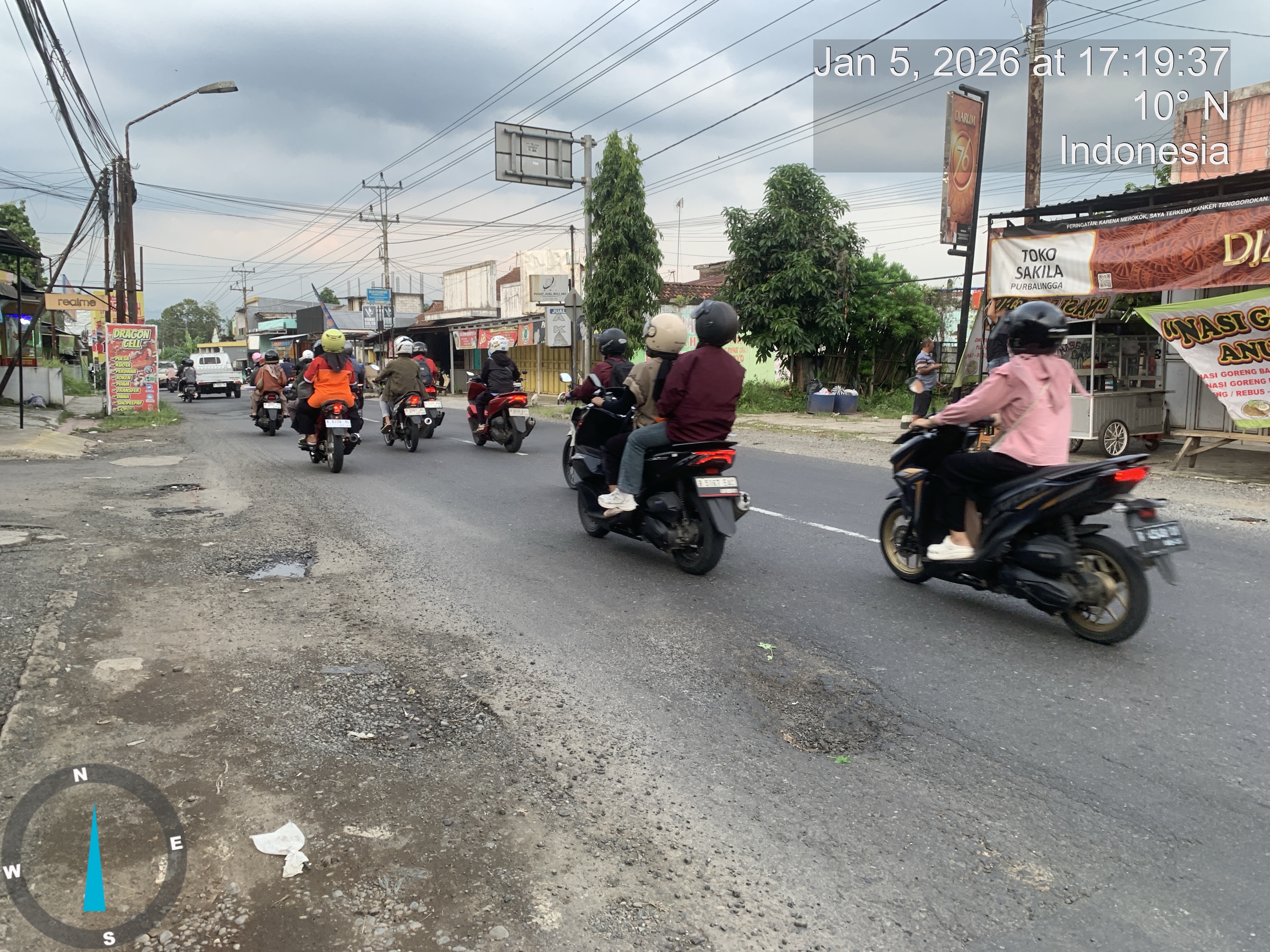 Lampiran foto terkait aduan Laporan Pengaduan Kondisi Jalan Berlubang yang Memicu Kecelakaan Tunggal