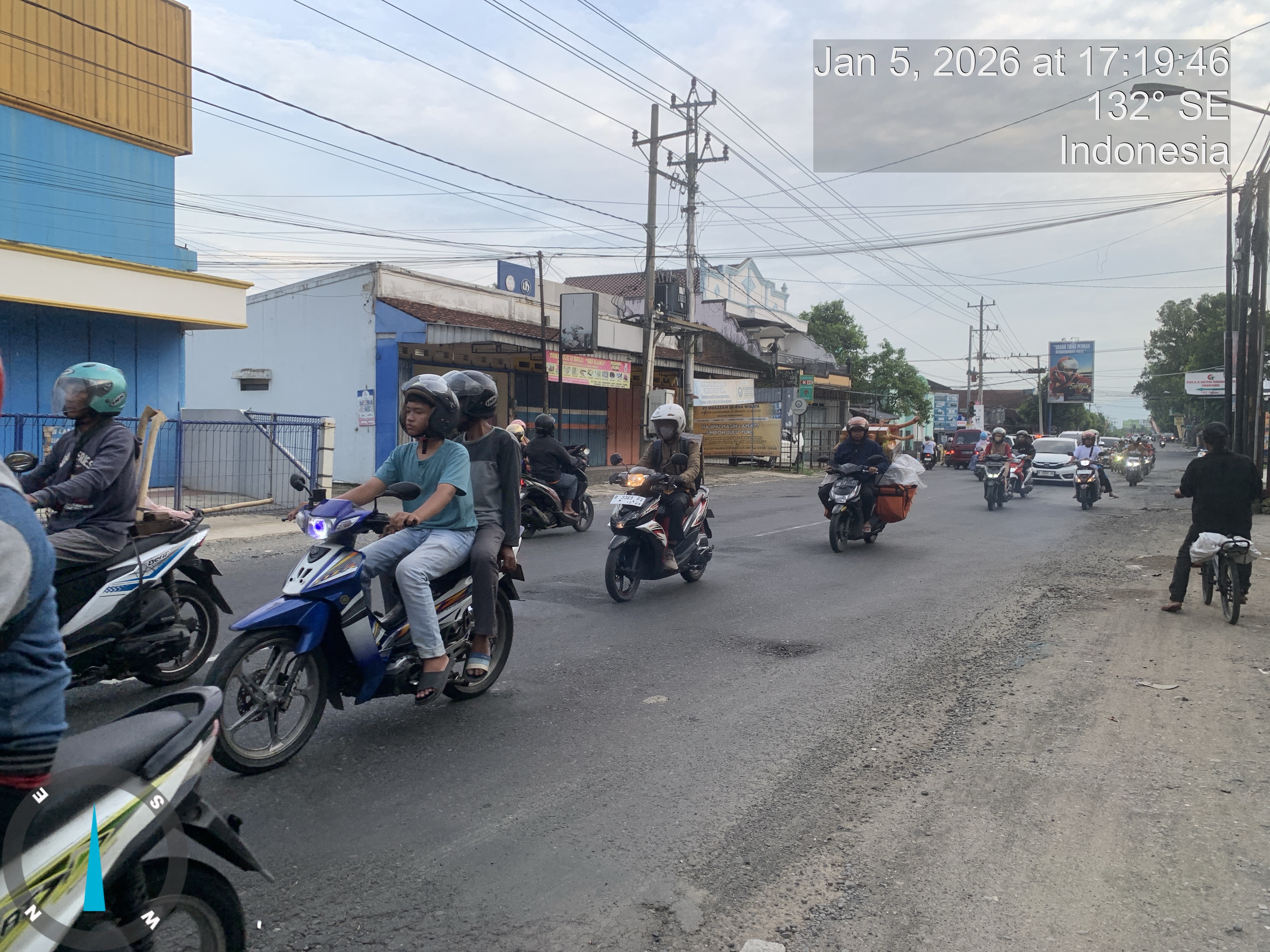Lampiran foto terkait aduan Laporan Pengaduan Kondisi Jalan Berlubang yang Memicu Kecelakaan Tunggal