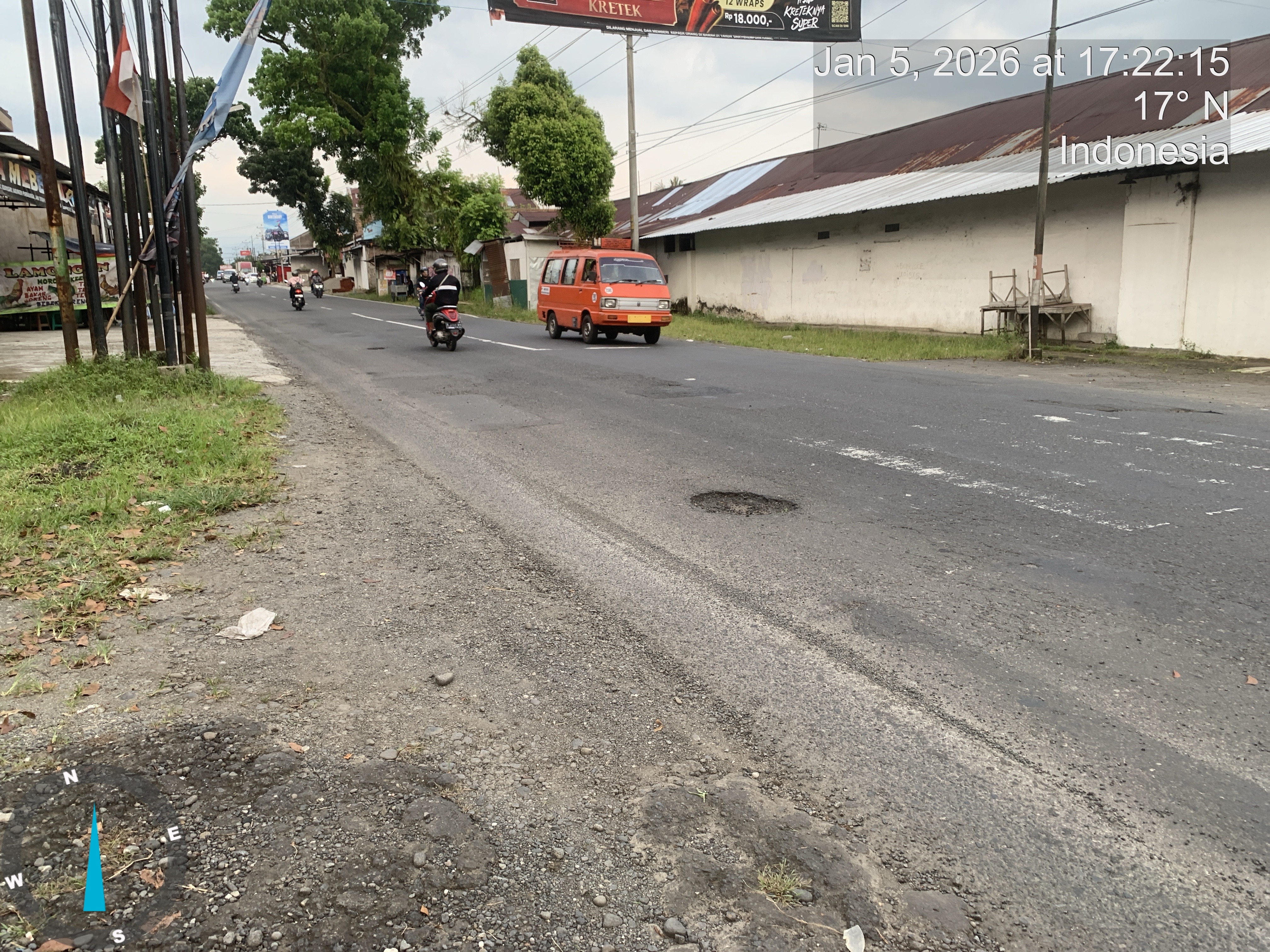 Lampiran foto terkait aduan Laporan Pengaduan Kondisi Jalan Berlubang yang Memicu Kecelakaan Tunggal
