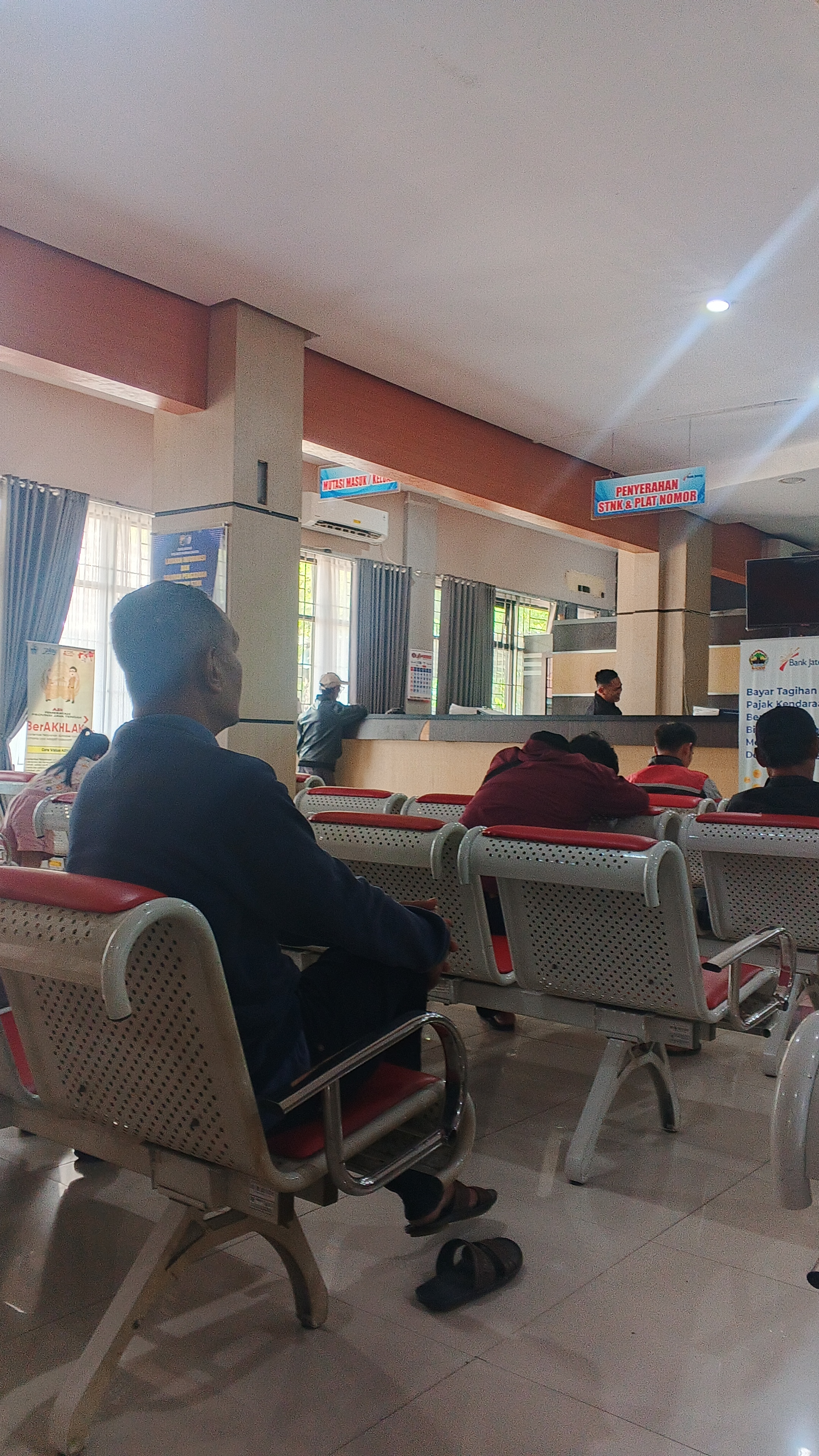 Lampiran foto terkait aduan Pengeluhan terhadap Pelayanan Samsat Purbalingga yang Menimbulkan Antrian Panjang dan Ketidakjelasan