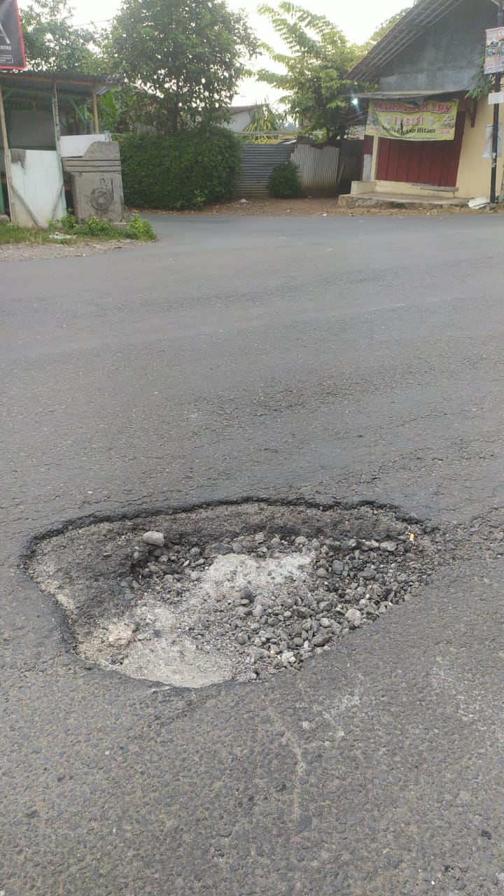 Lampiran foto terkait aduan Jalan Rusak Padamara-Karangkabur: Rawan Kecelakaan, Mohon Tindak Lanjut