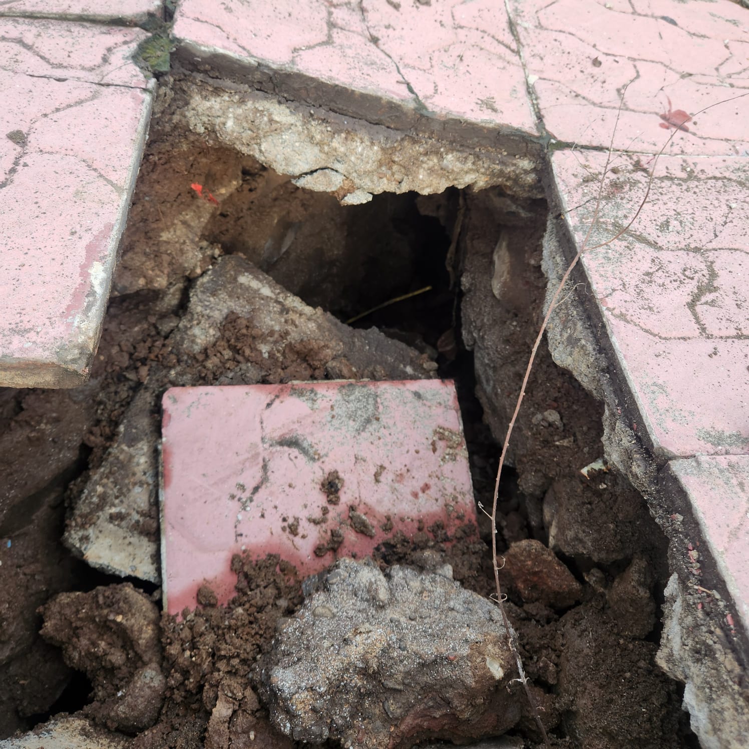 Lampiran foto terkait aduan Trotoar Amblas di Depan Bangunan, Perempatan Lampu Merah Mewek, Kalimanah - Purbalingga