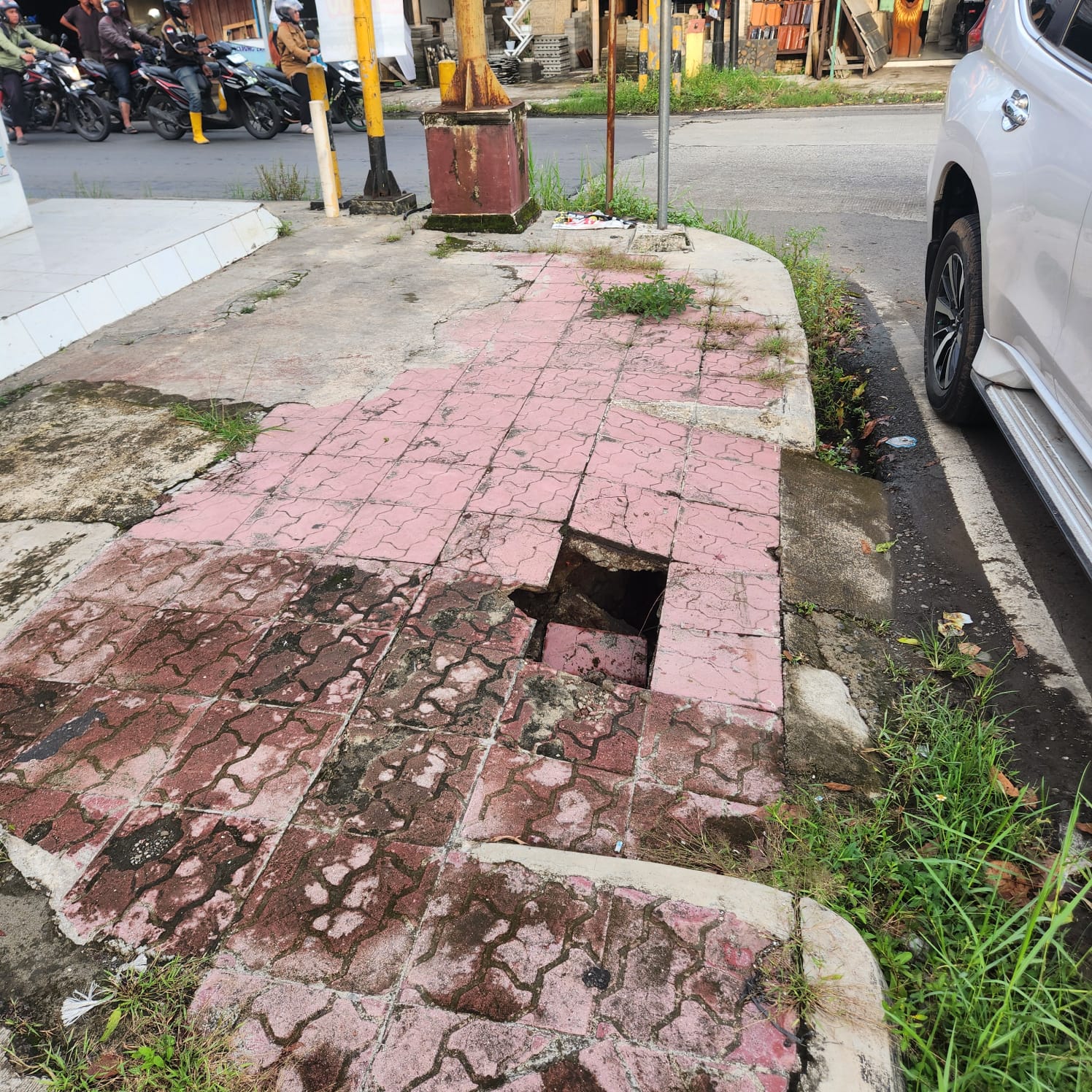 Lampiran foto terkait aduan Trotoar Amblas di Depan Bangunan, Perempatan Lampu Merah Mewek, Kalimanah - Purbalingga
