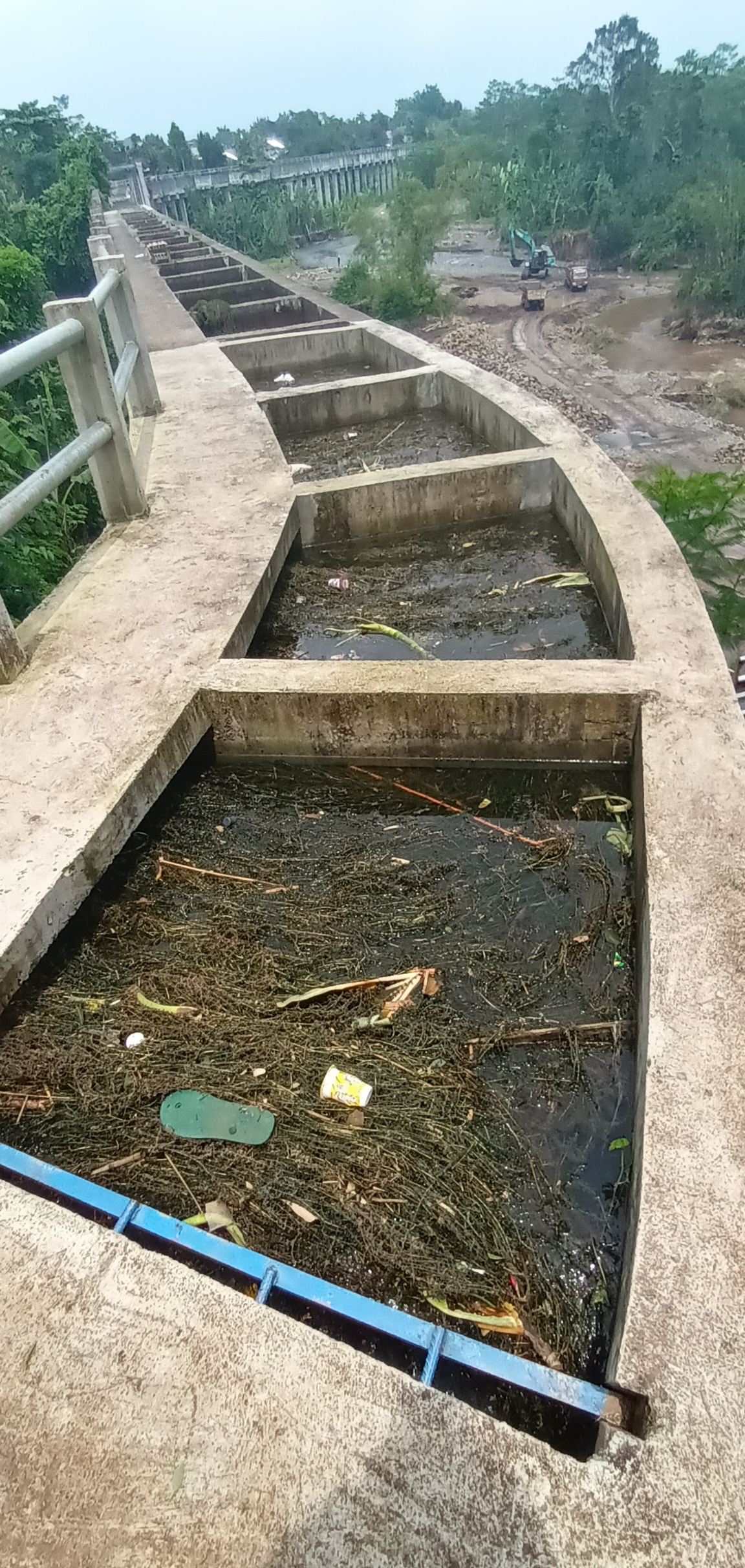 Lampiran foto terkait aduan Laporan Kerusakan Irigasi: Penyumbatan Alga dan Kebocoran Jembatan Air