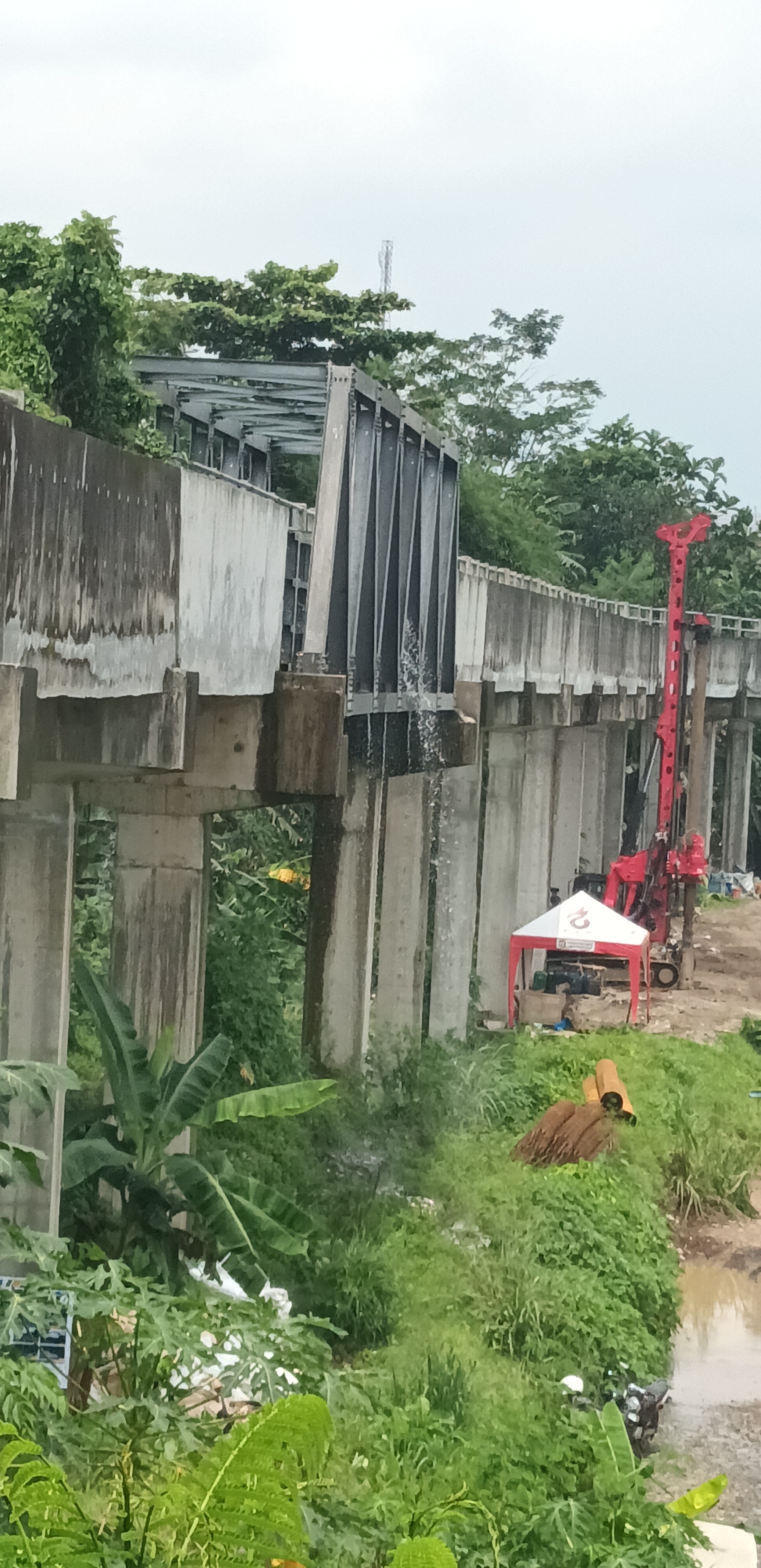 Lampiran foto terkait aduan Laporan Kerusakan Irigasi: Penyumbatan Alga dan Kebocoran Jembatan Air