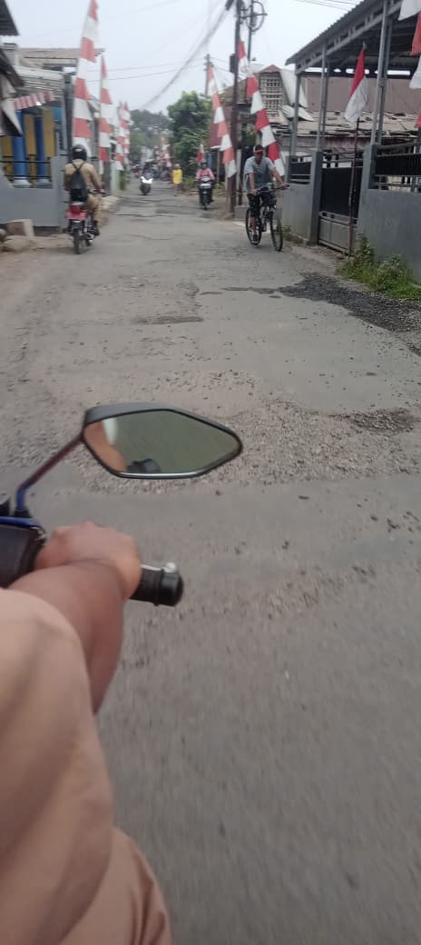 Lampiran foto terkait aduan Permohonan Perbaikan Jalan Penambongan‑Karangmanyar Usai Kerusakan Parah Akibat Volume Kendaraan Tinggi
