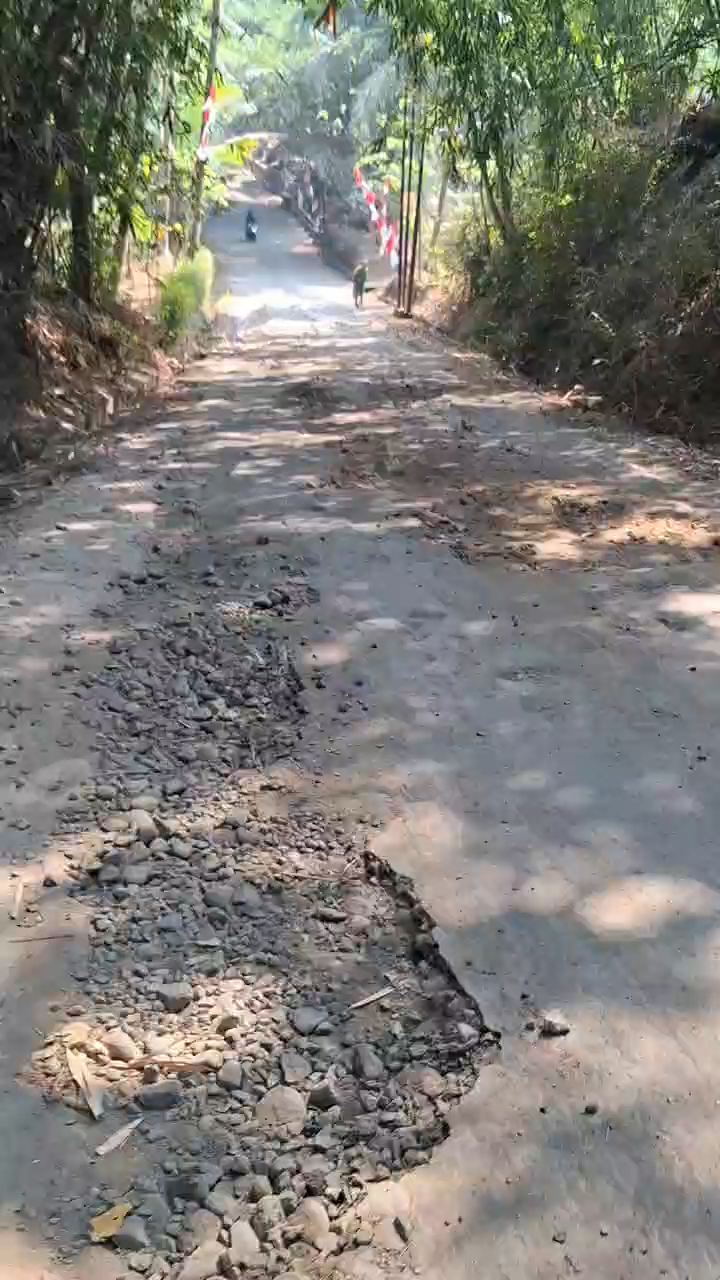 Lampiran foto terkait aduan Permasalahan Jalan Sidanegara‑Selanegara: Kerusakan Parah, Banyak Korban, Mohon Perbaikan Segera