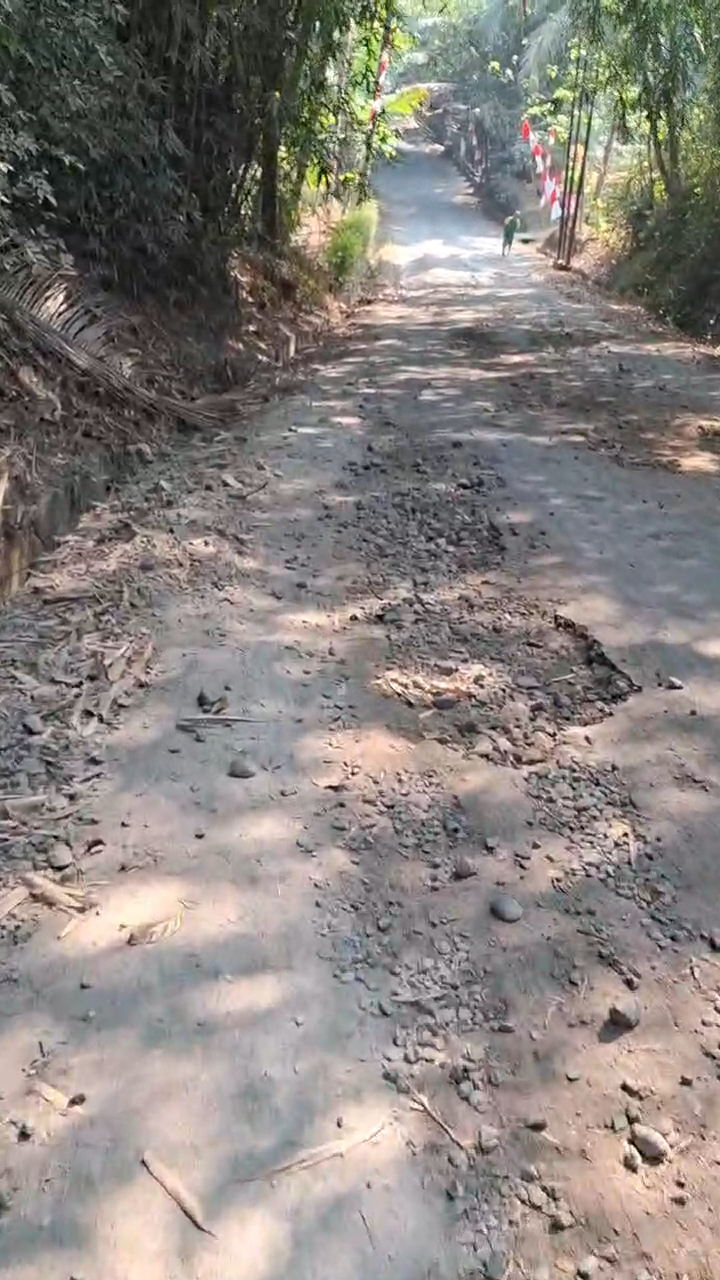Lampiran foto terkait aduan Permasalahan Jalan Sidanegara‑Selanegara: Kerusakan Parah, Banyak Korban, Mohon Perbaikan Segera