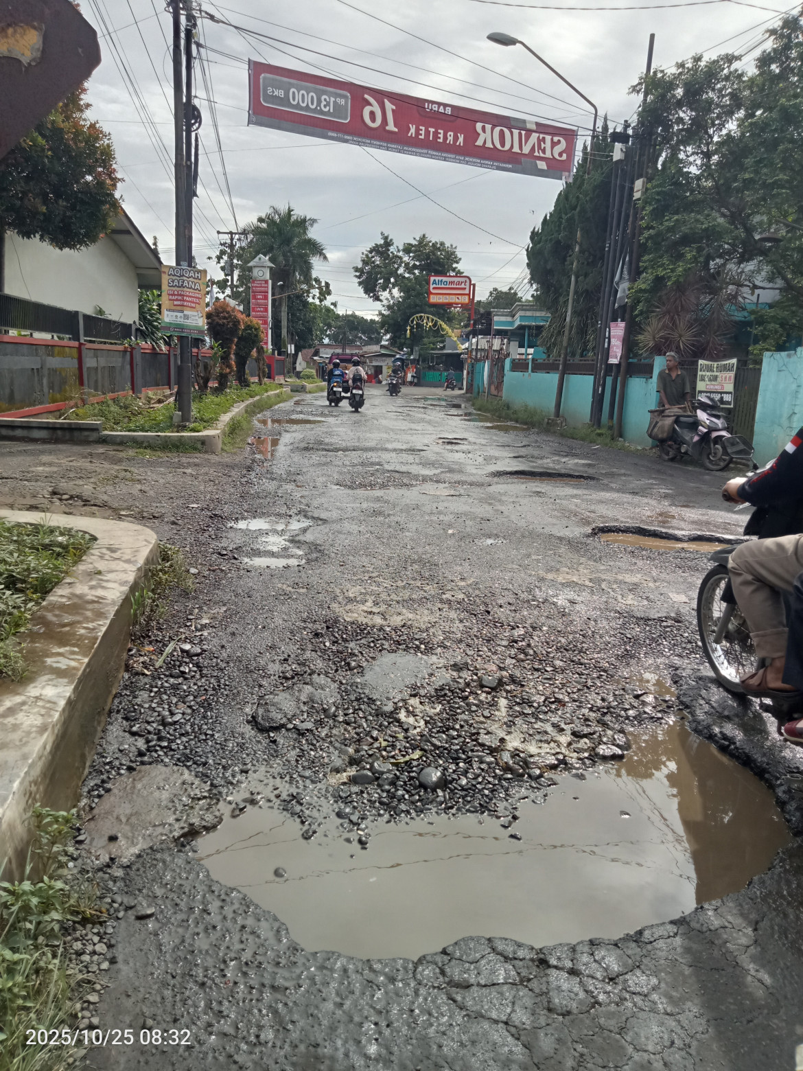 Lampiran foto terkait aduan Usulan Judul Laporan:  *   Perbaikan Jalan Rusak Parah di Depan SDN 1 Karangbanjar - Ruas Karangbanjar-Purbalingga *   Permohonan Perbaikan Jalan Rusak di Ruas SDN 1 Karangbanjar - Pertigaan Purbalingga-Pemalang *   Prioritaskan Perbaikan Jalan Rusak Depa