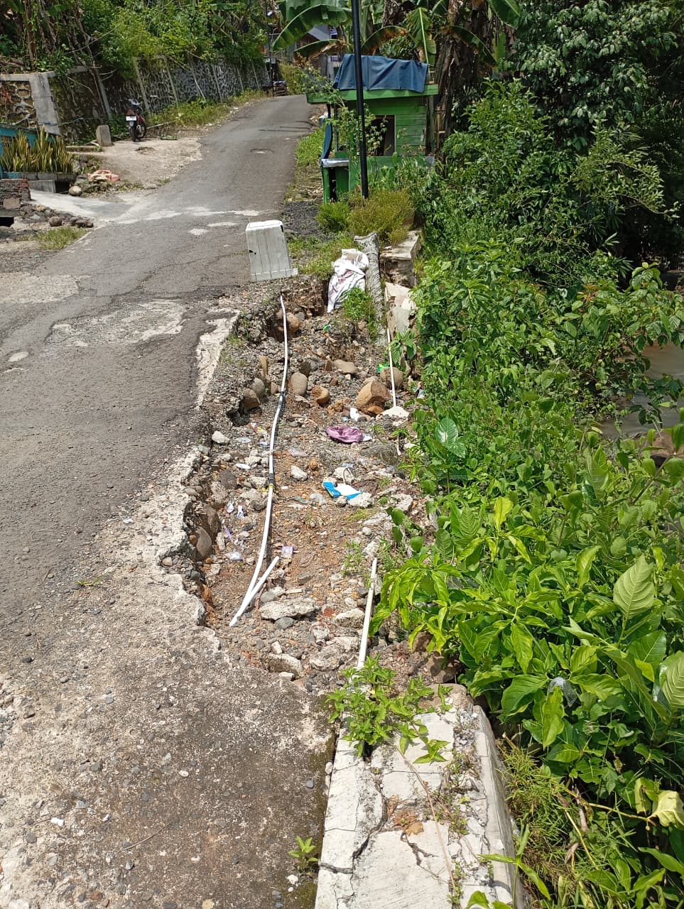 Lampiran foto terkait aduan Laporan Tanah Longsor di Bantarbarang: Akses Jalan Utama Terhambat, Mohon Perbaikan Segera
